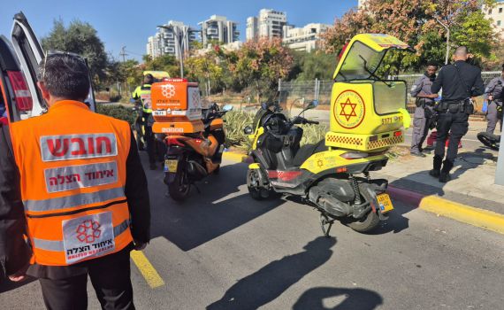 רוכב אופניים התנגש בתחנת אוטובוס בראשל"צ, מצבו קשה