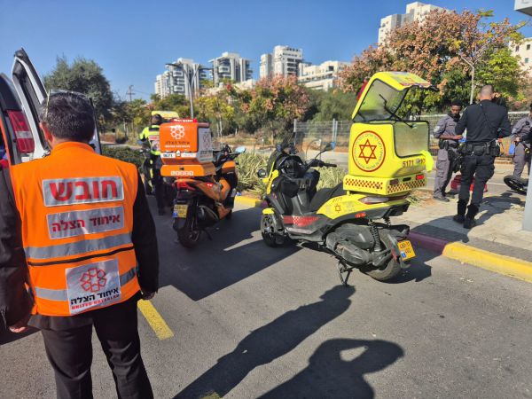 רוכב אופניים התנגש בתחנת אוטובוס בראשל"צ, מצבו קשה
