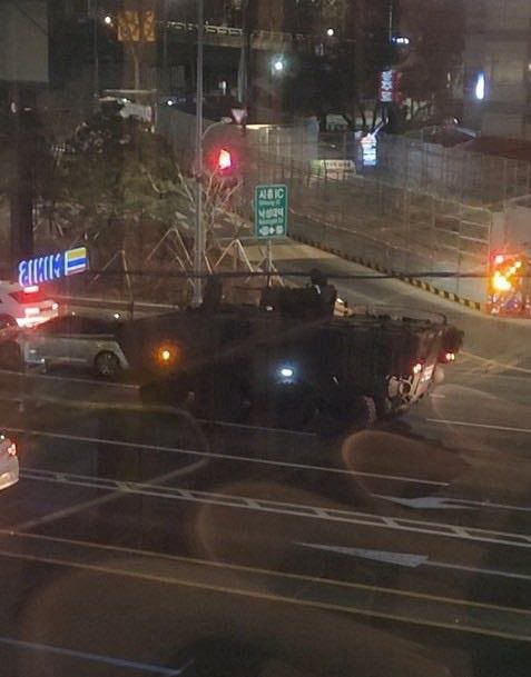 טנקים ברחובות: נשיא דרום קוריאה הכריז על ממשל צבאי