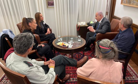 לאחר שחמאס פרסם את הסרטון: נתניהו נפגש עם משפחת החטוף