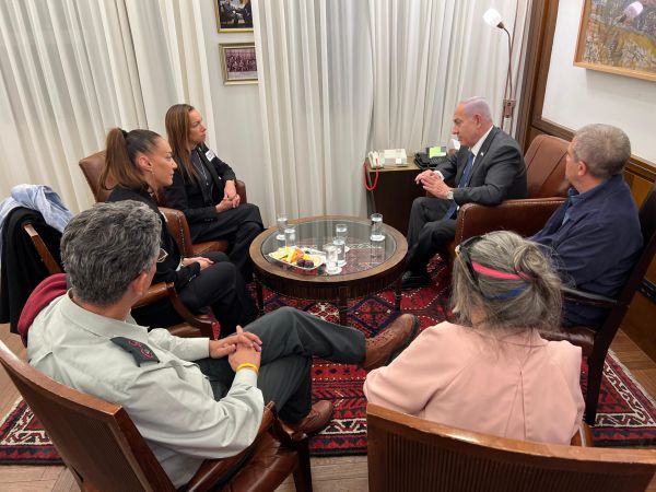 לאחר שחמאס פרסם את הסרטון: נתניהו נפגש עם משפחת החטוף