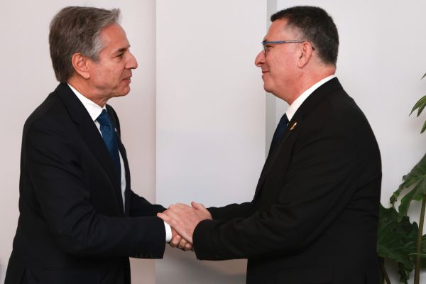 סער לבלינקן: "רואים הזדמנות לעסקה לשחרור חטופים"