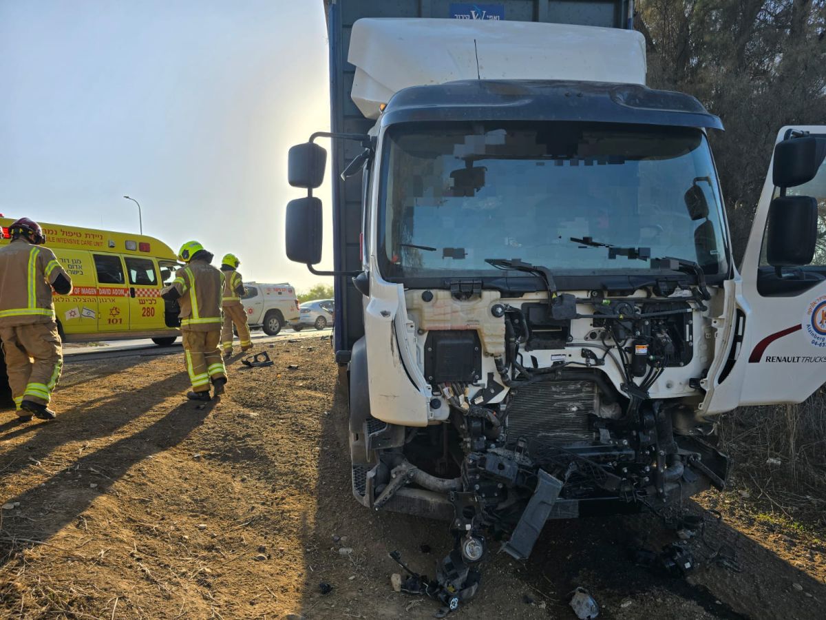 מזעזע: צעירה נהרגה לאחר שנלכדה בתוך רכב שנפגע ממשאית