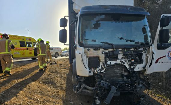 מזעזע: צעירה נהרגה לאחר שנלכדה בתוך רכב שנפגע ממשאית