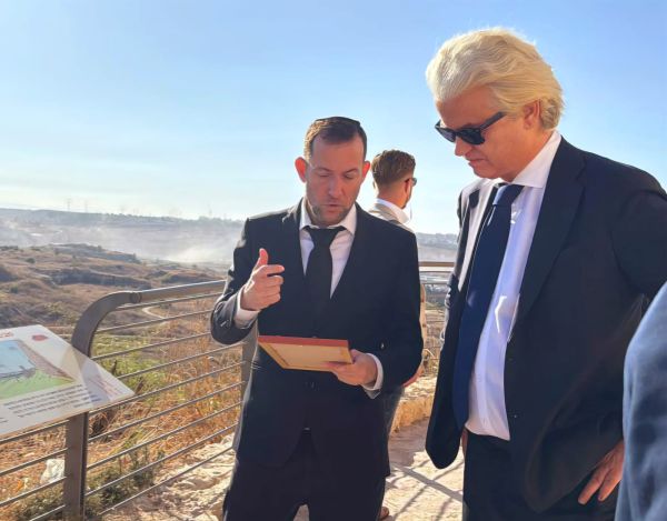 חירט וילדרס ביקר בשומרון: "מדהים כמה ישראל קטנה"