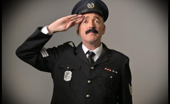 בנעליו של שייקה אופיר: עיבוד מסקרן לסרט "השוטר אזולאי"