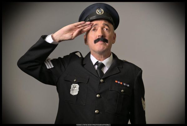 בנעליו של שייקה אופיר: עיבוד מסקרן לסרט "השוטר אזולאי"