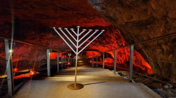 באנו חושך לגרש: חנוכה משפחתי מרגש בירושלים