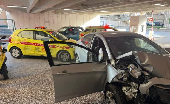 רכב התנגש בקיר בירושלים: הנהגת בת 70 נפצעה באורח קשה