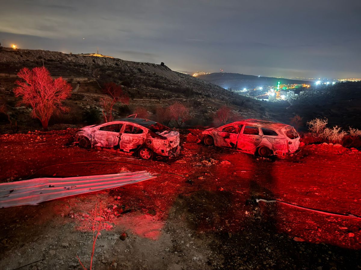 20 מטר מבית של משפחה: פלסטינים הציתו רכבים של יהודים בבנימין