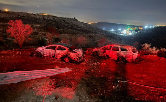 20 מטר מבית של משפחה: פלסטינים הציתו רכבים של יהודים בבנימין