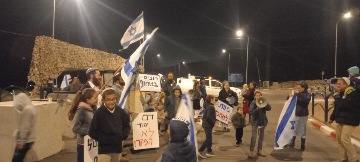 בדרישה לביטחון בכבישים: תושבי הר חברון הפגינו בצומת הפיגוע