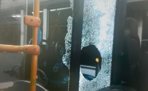 חשד: נערים יידו אבנים לעבר אוטובוסים ובעטו בנהג