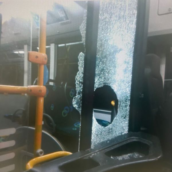 חשד: נערים יידו אבנים לעבר אוטובוסים ובעטו בנהג