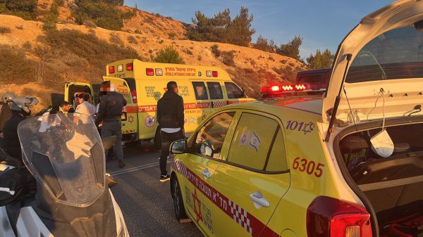 3 בני אדם נפצעו באורח בינוני בתאונת דרכים בין 4 כלי רכב