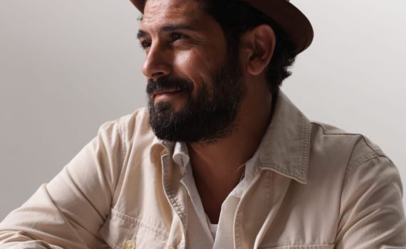 "עולם הפוך": הזמר אביב אלוש משחרר סינגל חדש | צפו