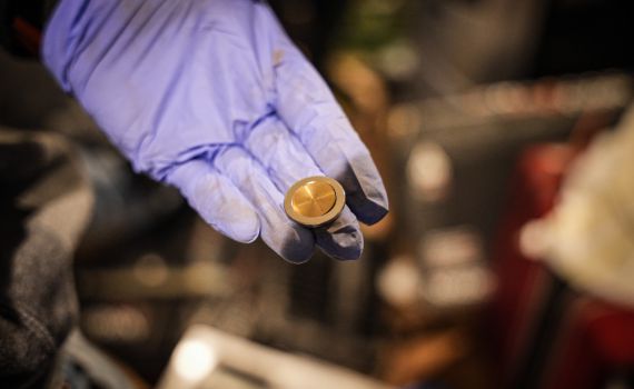 מחרטה לייצור מטבעות מזויפים נחשפה, 2 חשודים נעצרו