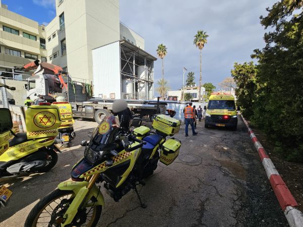 מנוף קרס באתר בנייה בפתח תקווה, 2 פצועים במקום