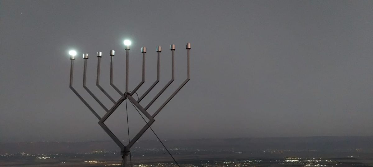 אחרי עשרות שנים: חנוכייה הודלקה במקום בו נפל שמעון החשמונאי