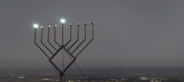 אחרי עשרות שנים: חנוכייה הודלקה במקום בו נפל שמעון החשמונאי