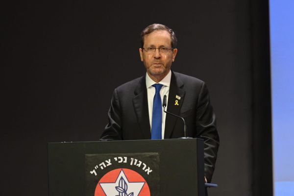 הרצוג בהדלקת נר חנוכה: "החטופים בסכנת חיים ברורה ומיידית"