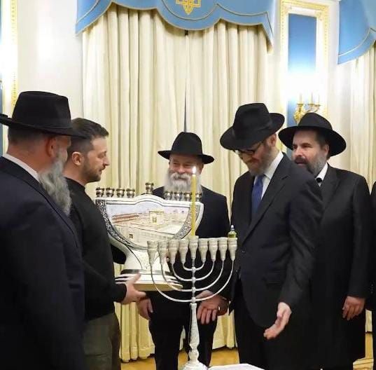 בחנוכיה מזהב: זלנסקי הדליק נרות בקייב עם רבני אוקראינה