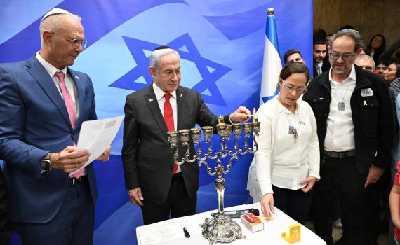 נתניהו הדליק נר חנוכה: "גם החות'ים ילמדו את מה שלמדו החמאס"