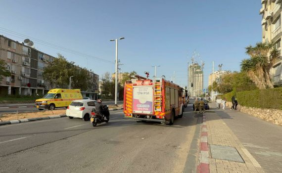 שריפה פרצה בבניין מגורים בחולון: בת 71 נפצעה משאיפת עשן