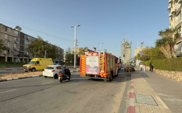 שריפה פרצה בבניין מגורים בחולון: בת 71 נפצעה משאיפת עשן