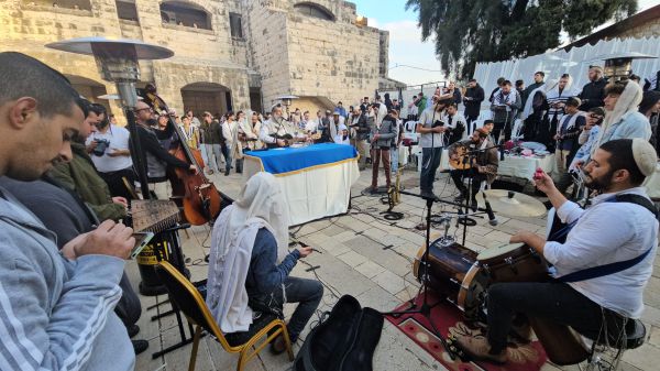צפו: מאות השתתפו בתפילת ההלל עם הרב שמואל אליהו בצפת