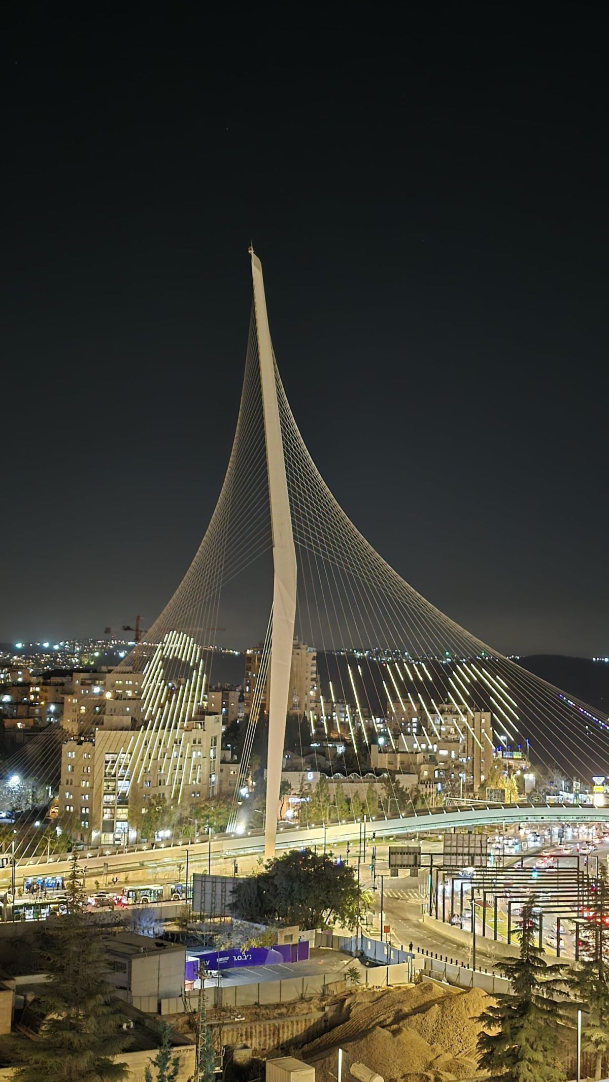 450 ימים בשבי: גשר המיתרים בירושלים הואר בצהוב