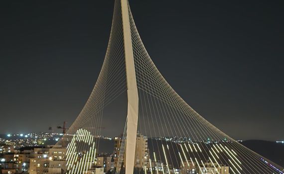 450 ימים בשבי: גשר המיתרים בירושלים הואר בצהוב