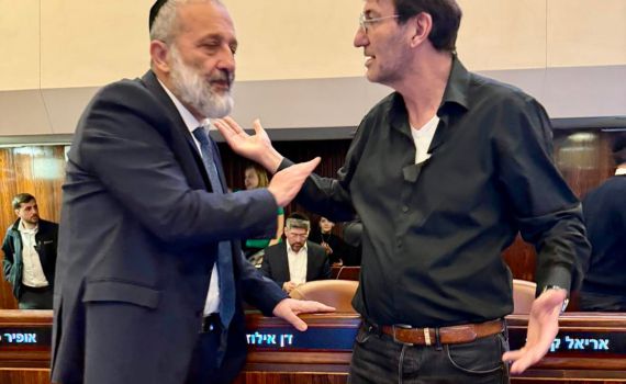 סיבוב פרסה: בש"ס שוקלים לחזור לממשלה