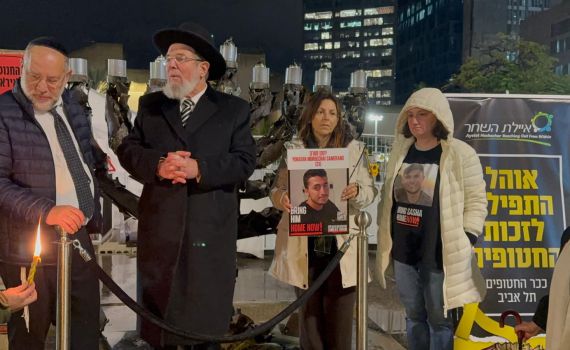 הרב הראשי קלמן בר בהדלקת נרות בכיכר החטופים
