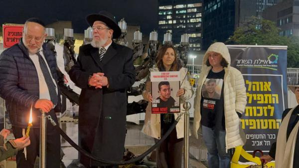 הרב הראשי קלמן בר בהדלקת נרות בכיכר החטופים