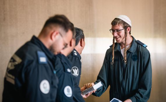 החרדים לטייס: טקס סיום קורס טכנאי מטוסים ראשון