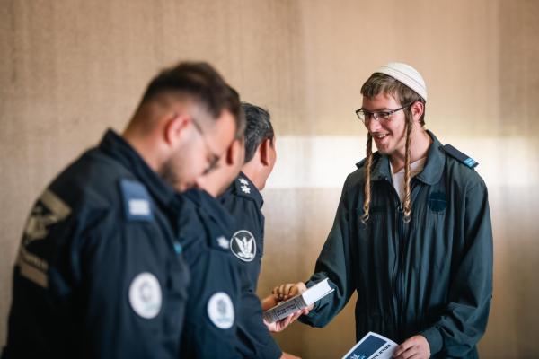 החרדים לטייס: טקס סיום קורס טכנאי מטוסים ראשון