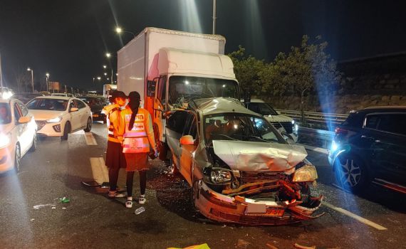 פצוע קשה ו-3 בינוני מפגיעת משאית ברכבים ברמלה