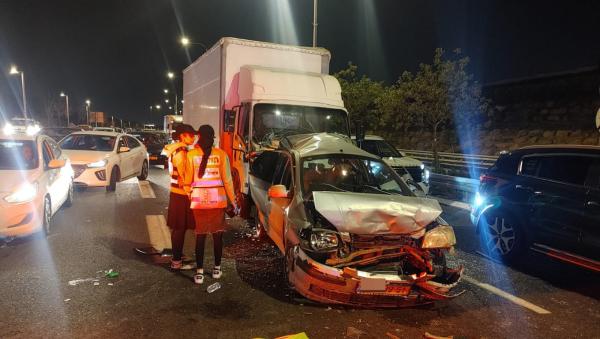 פצוע קשה ו-3 בינוני מפגיעת משאית ברכבים ברמלה