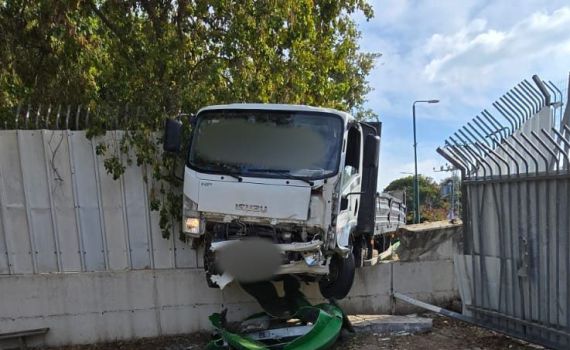 משאית התנגשה בגדר מוסד חינוכי ברמלה, הנהג נפצע קשה