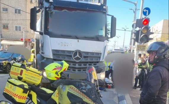 אישה בת 80 נפצעה קשה מפגיעת משאית בחולון