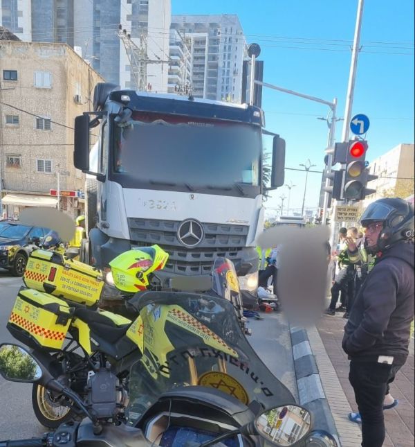 אישה בת 80 נפצעה קשה מפגיעת משאית בחולון