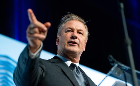 סופי: השחקן האמריקני אלק בולדווין לא יואשם בהריגת הצלמת