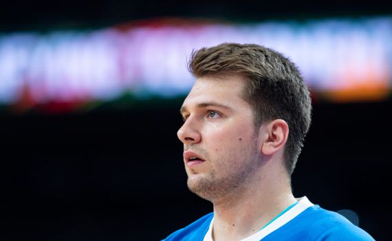 ירד על קביים: פציעה חמורה לכוכב העל ב-NBA