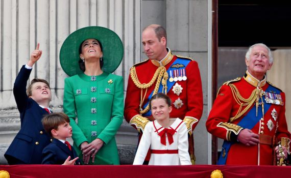 כשהנסיכים ג'ורג' שארלוט ולואי קיבלו מתנות לחנוכה | צפו
