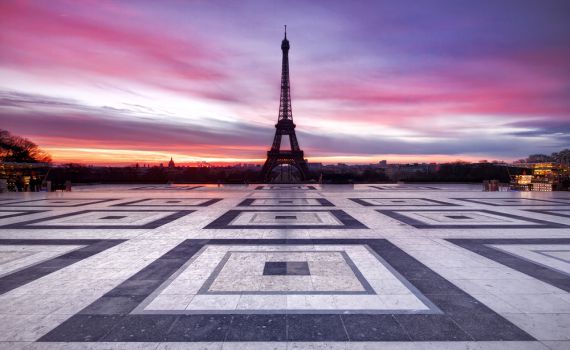 בהלה בפריז: שריפה פרצה במגדל אייפל, אלפי מבקרים פונו