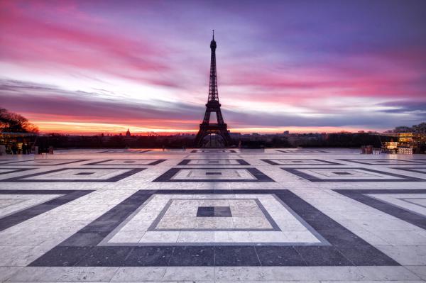 בהלה בפריז: שריפה פרצה במגדל אייפל, אלפי מבקרים פונו