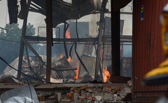 בהלה בניו יורק: שריפה פרצה בשוק חגים בלב מנהטן