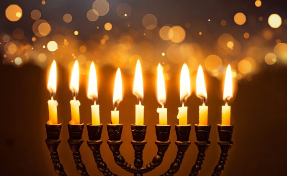 סדר הדלקת נרות חנוכה והפיוטים