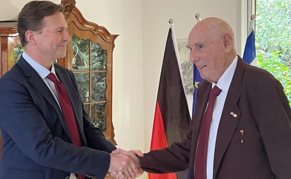 אחרי כמעט 90 שנה: הילד היהודי קיבל אות הוקרה מנשיא גרמניה